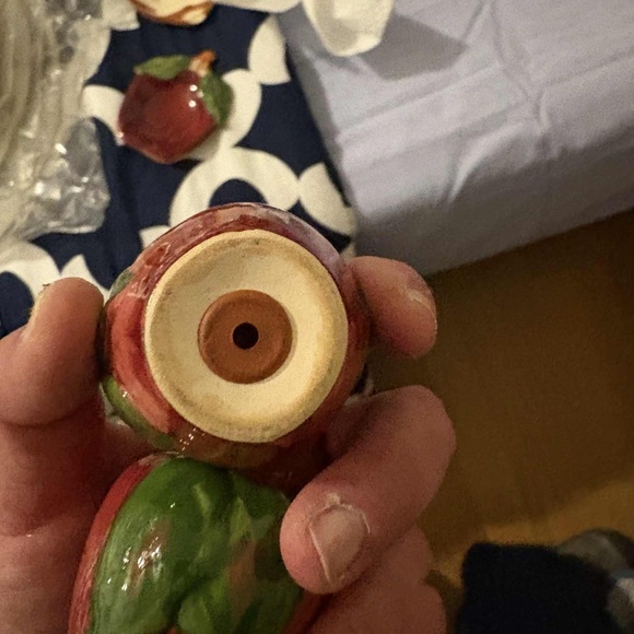 FRANCISCAN APPLE COLLECTION "APPLE" SALT & PEPPER SHAKERS - Picture 3 of 4